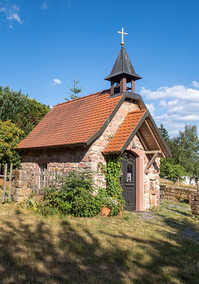 Die Mooswiesenhof Kapelle Deo Gratia bei Grasellenbach/Scharbach – eine kleine, liebevoll gestaltete Kapelle auf dem Mooswiesenhof, die zum 